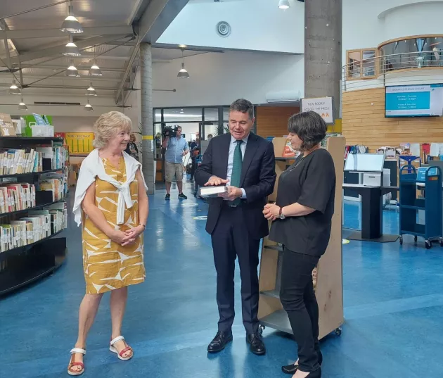 Minister Paschal Donohoe at Dublin City Libraries discussing Origin Age Friendly Acorn Tablet